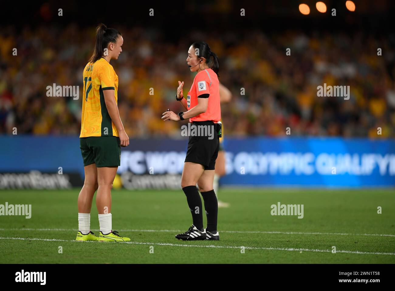 MELBOURNE, AUSTRALIA Melbourne, Victoria, Australia. 28 febbraio 2024. La centrocampista australiana Amy Sayer (17) è rimproverata dall'arbitro giapponese Yamashita Yoshimi dopo una chiassosa interazione con la portiere uzbeka al torneo di qualificazione olimpica femminile AFC 2024 R3 Australia Women vs Uzbekistan Women al Marvel Stadium di Melbourne. Crediti: Karl Phillipson/Alamy Live News Foto Stock