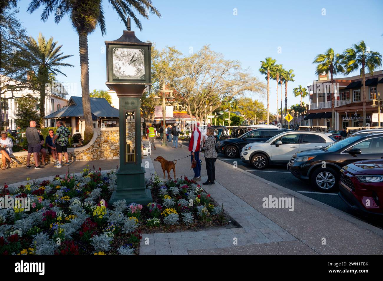 USA Florida FL la comunità di pensionati villaggi anziani pensionati ritirano Lake Sumter Landing torre dell'orologio Foto Stock