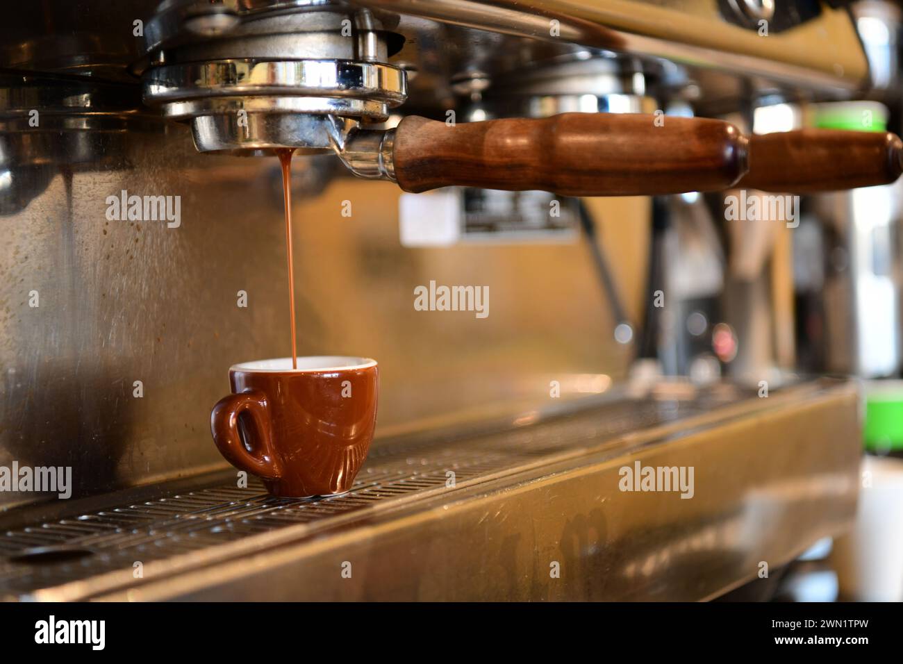 Cibo e bevande una macchina per espresso che prepara un caffè espresso in una caffetteria Foto Stock