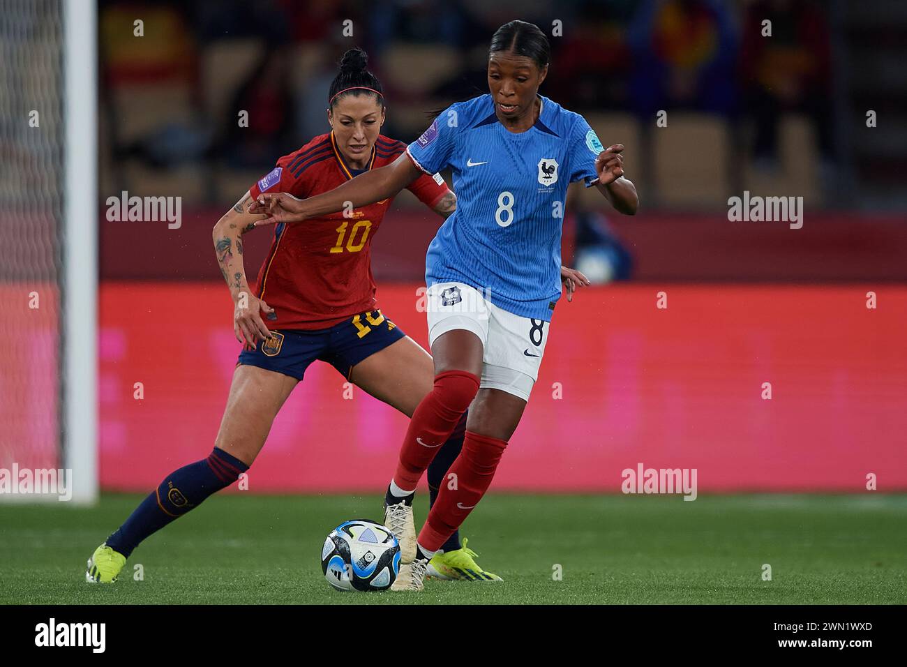 Siviglia. 28 febbraio 2024. Jenni Hermoso di Spagna si batte con Grace Geyoro di Francia durante la finale di UEFA Women's Nations League 2024 tra Spagna e Francia all'Estadio de la Cartuja di Siviglia, Spagna, 28 febbraio 2024. Crediti: Pablo Morano/Xinhua/Alamy Live News Foto Stock