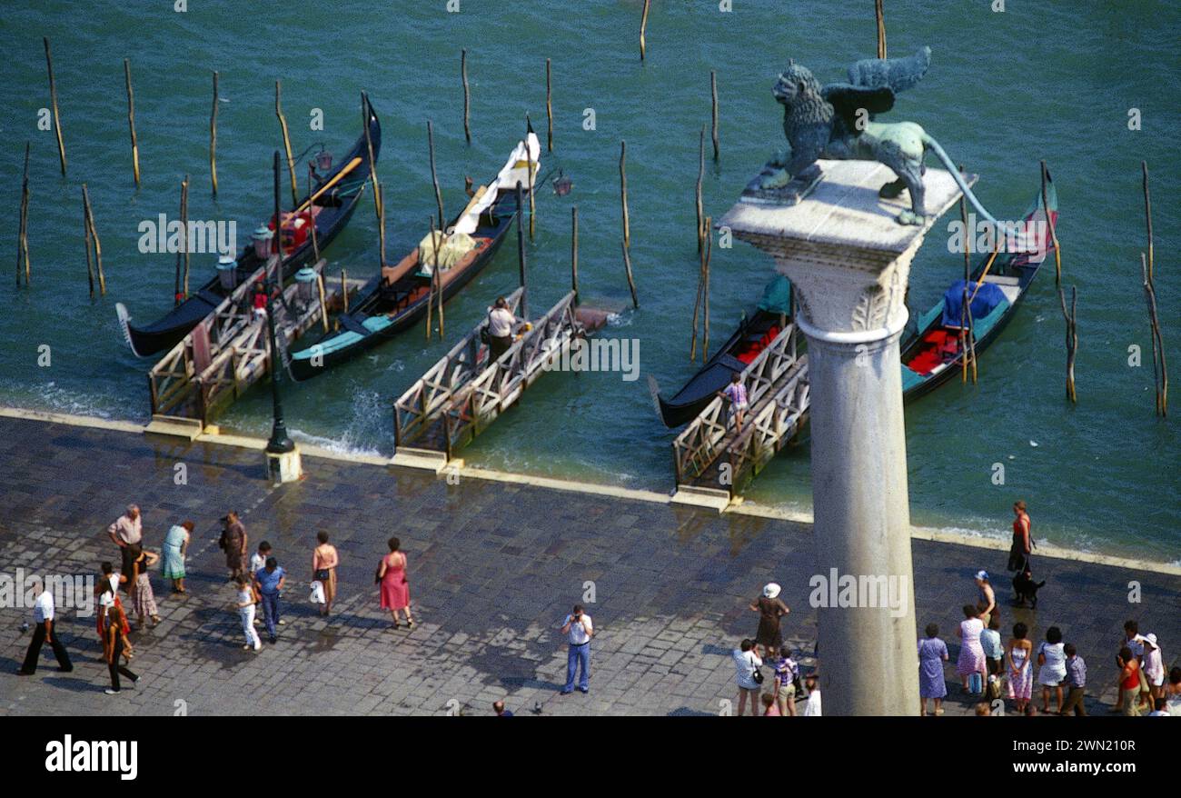 Imbarco in gondola sulla Riva degli Schiavoni in Piazzetta San Marco. Foto Stock