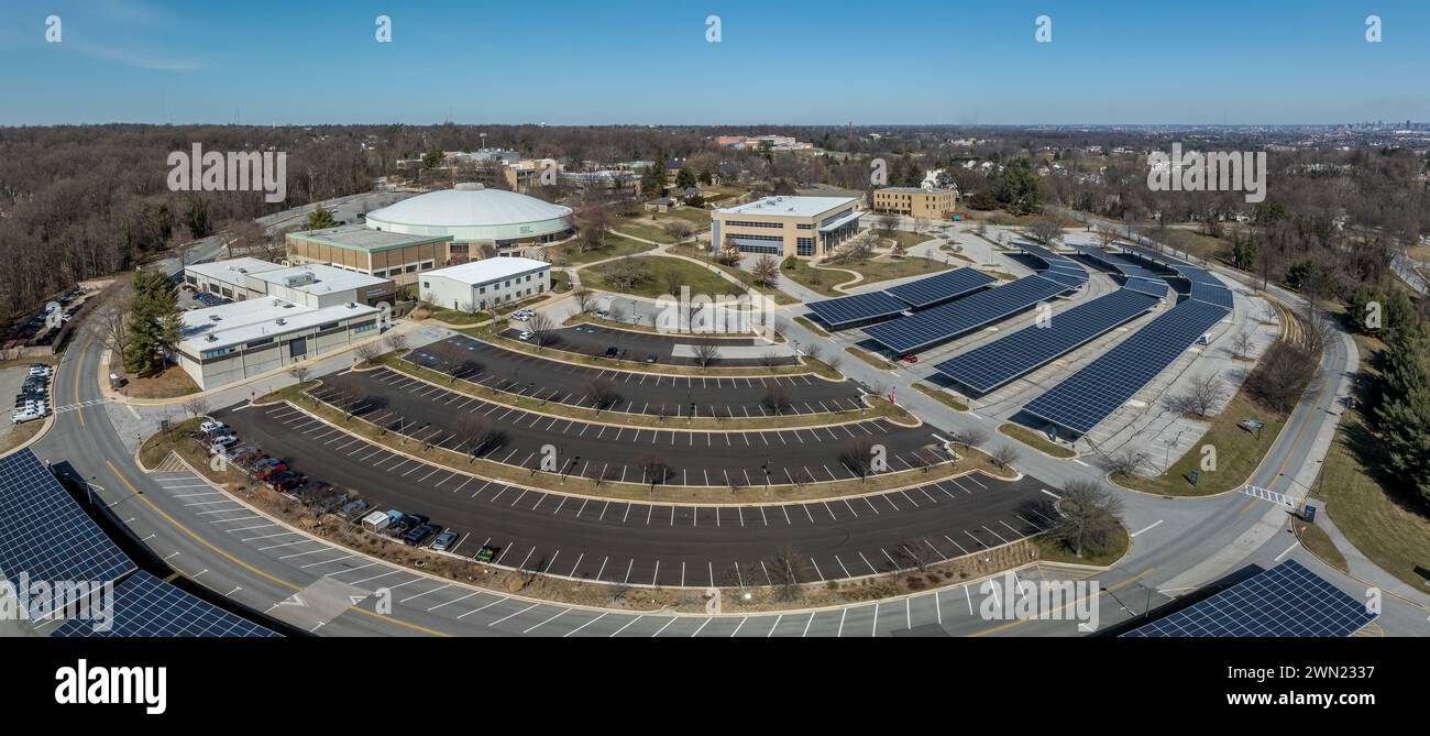 Vista aerea del Community College of Baltimore County Catonsville, con parcheggi coperti con pannelli solari, centro fitness e corsi di formazione Foto Stock