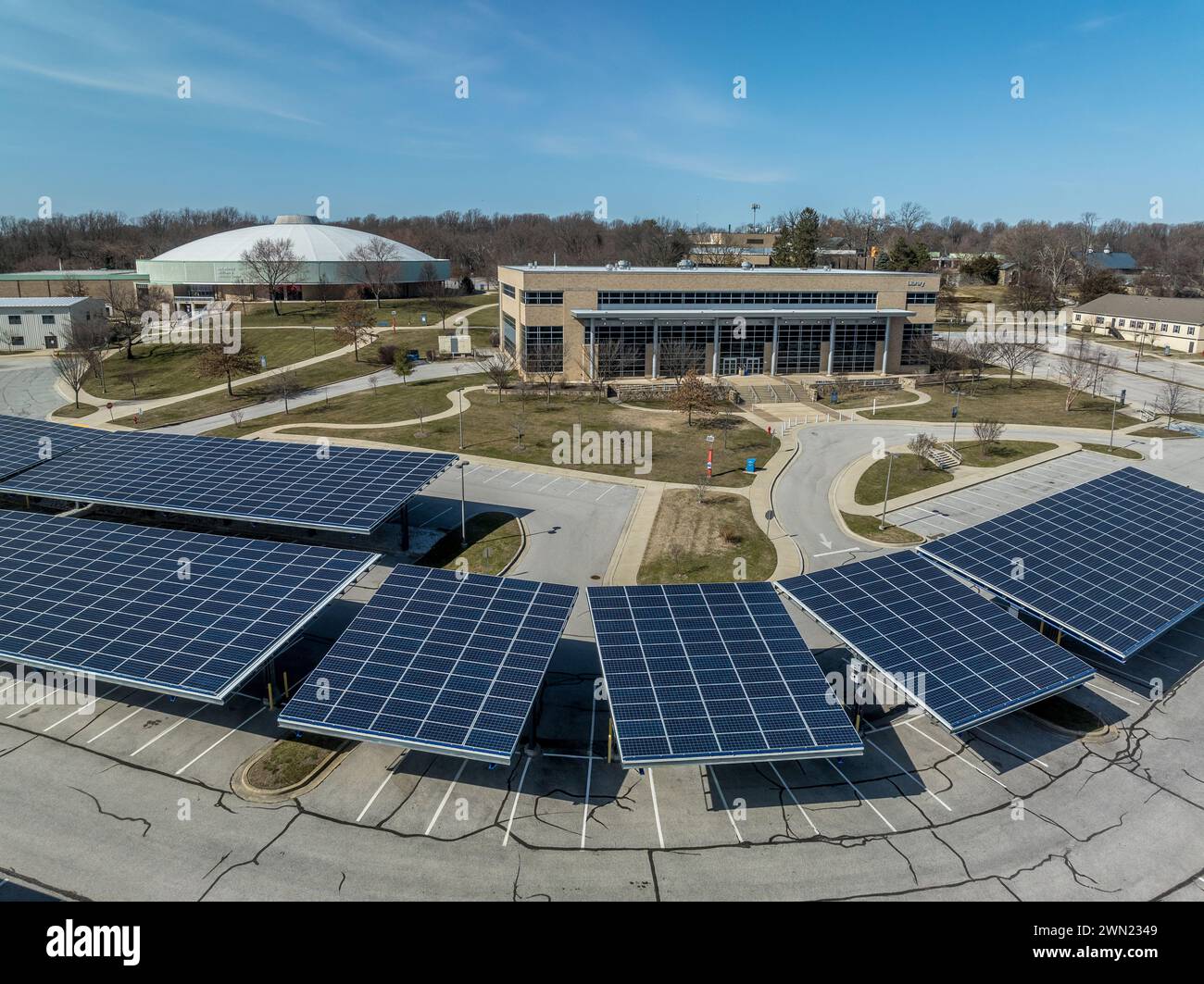 Vista aerea del Community College of Baltimore County Catonsville, con parcheggi coperti con pannelli solari, centro fitness e corsi di formazione Foto Stock