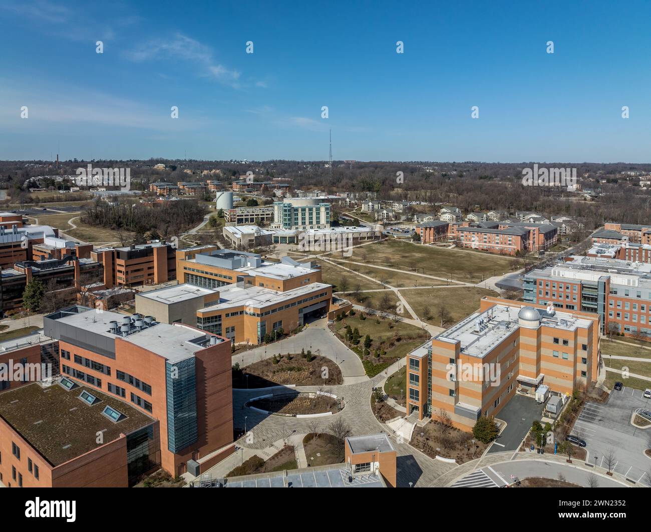 Vista aerea della University of Maryland Baltimore County UMBC Catonsville, piscina, commons, quad, Honors College, ufficio di ammissione, retri Foto Stock