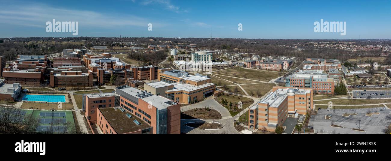 Vista aerea della University of Maryland Baltimore County UMBC Catonsville, piscina, commons, quad, Honors College, ufficio di ammissione, retri Foto Stock