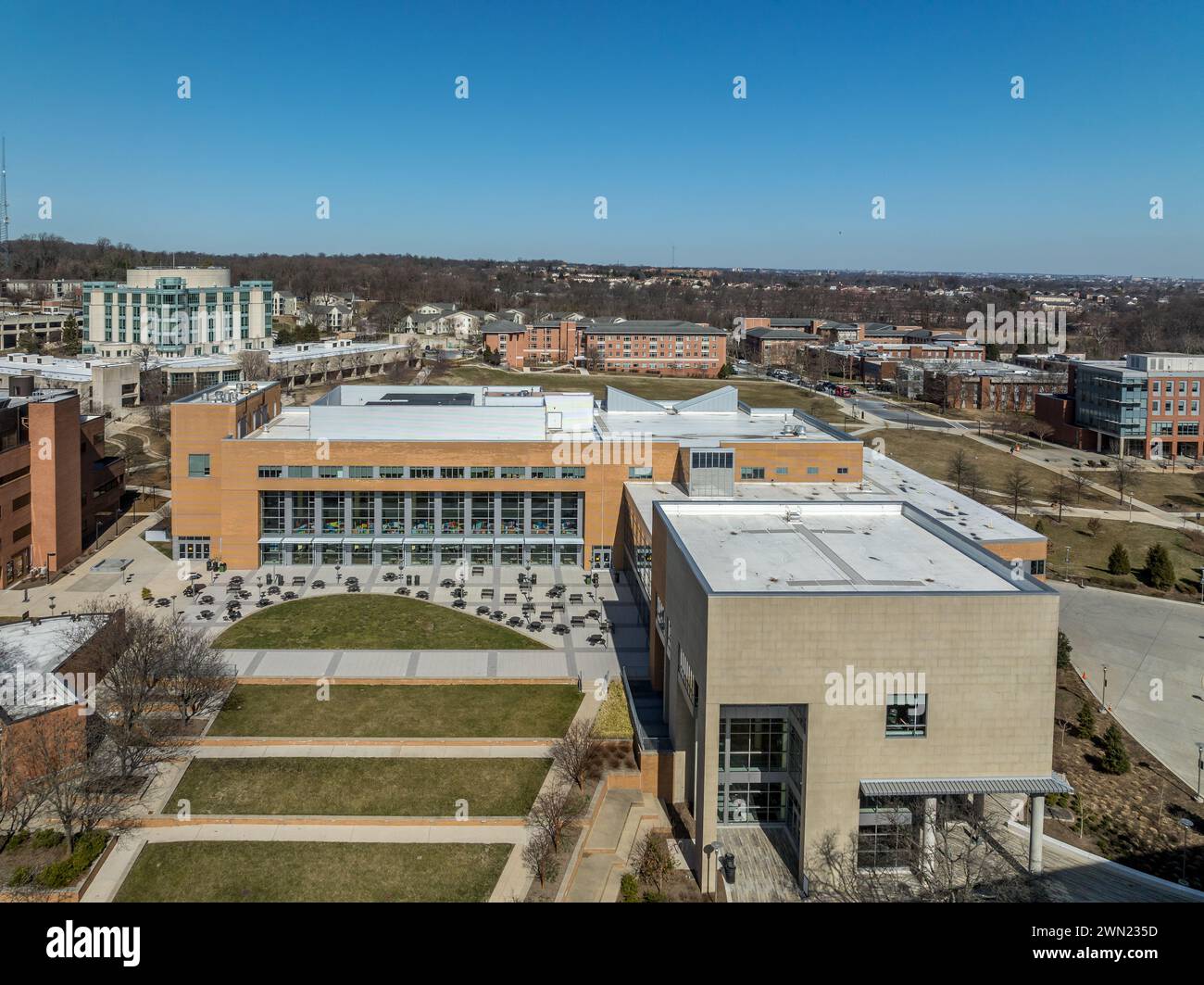 Vista aerea della University of Maryland Baltimore County UMBC Catonsville, piscina, commons, quad, Honors College, ufficio di ammissione, retri Foto Stock