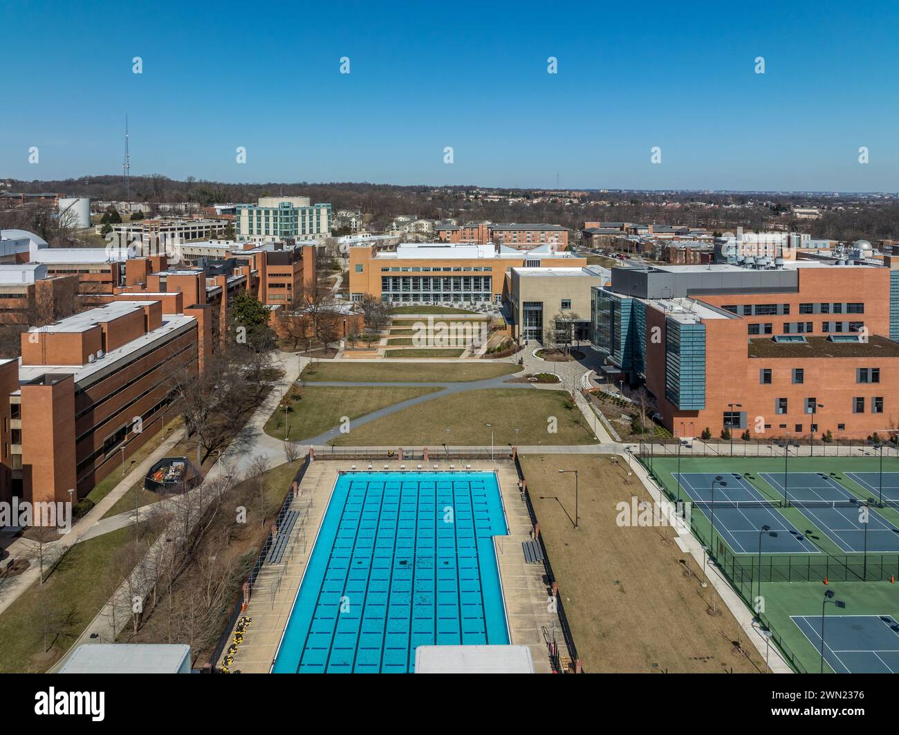 Vista aerea della University of Maryland Baltimore County UMBC Catonsville, piscina, commons, quad, Honors College, ufficio di ammissione, retri Foto Stock