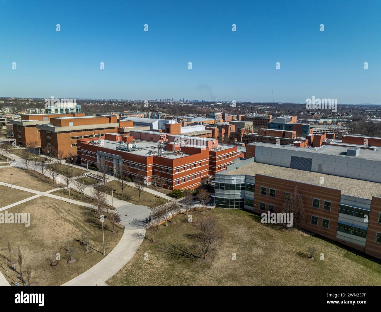 Vista aerea della University of Maryland Baltimore County UMBC Catonsville, piscina, commons, quad, Honors College, ufficio di ammissione, retri Foto Stock