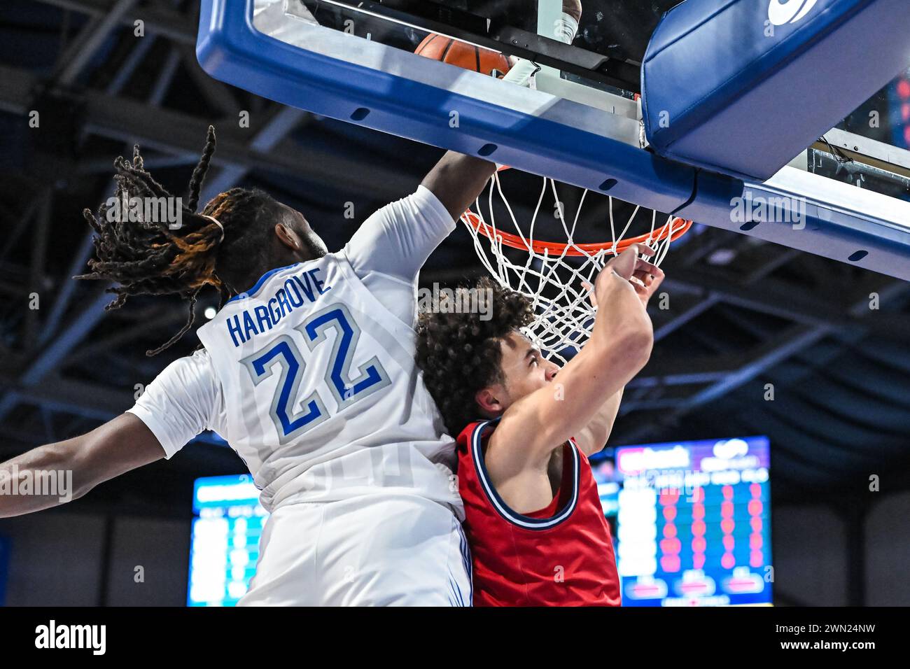 28 FEBBRAIO 2024: L'attaccante dei Saint Louis Billikens Terrence Hargrove Jr. (22) torna indietro per bloccare il colpo di rottura veloce della guardia dei Richmond Spiders Jordan King (2) in una partita della conferenza A10 dove i Richmond Spiders visitarono i Saint Louis Billikens. Si tiene alla Chaifetz Arena di St Louis, MO mercoledì 28 febbraio 2024 Richard Ulreich/CSM (immagine di credito: © Richard Ulreich/Cal Sport Media) (immagine di credito: © Richard Ulreich/Cal Sport Media) Foto Stock