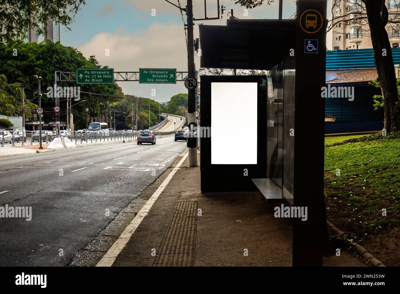 Digital Media tabellone pubblicitario vuoto nella fermata dell'autobus in avenue of Sao Paulo City. Cartelloni pubblicitari vuoti con passeggeri, cartellone Foto Stock