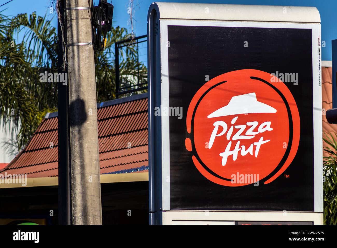 Marilia, San Paolo, Brasile, 24 maggio 2023. Insegna di un ristorante Pizza Hut da asporto e consegna a domicilio nella città di Marilia Foto Stock