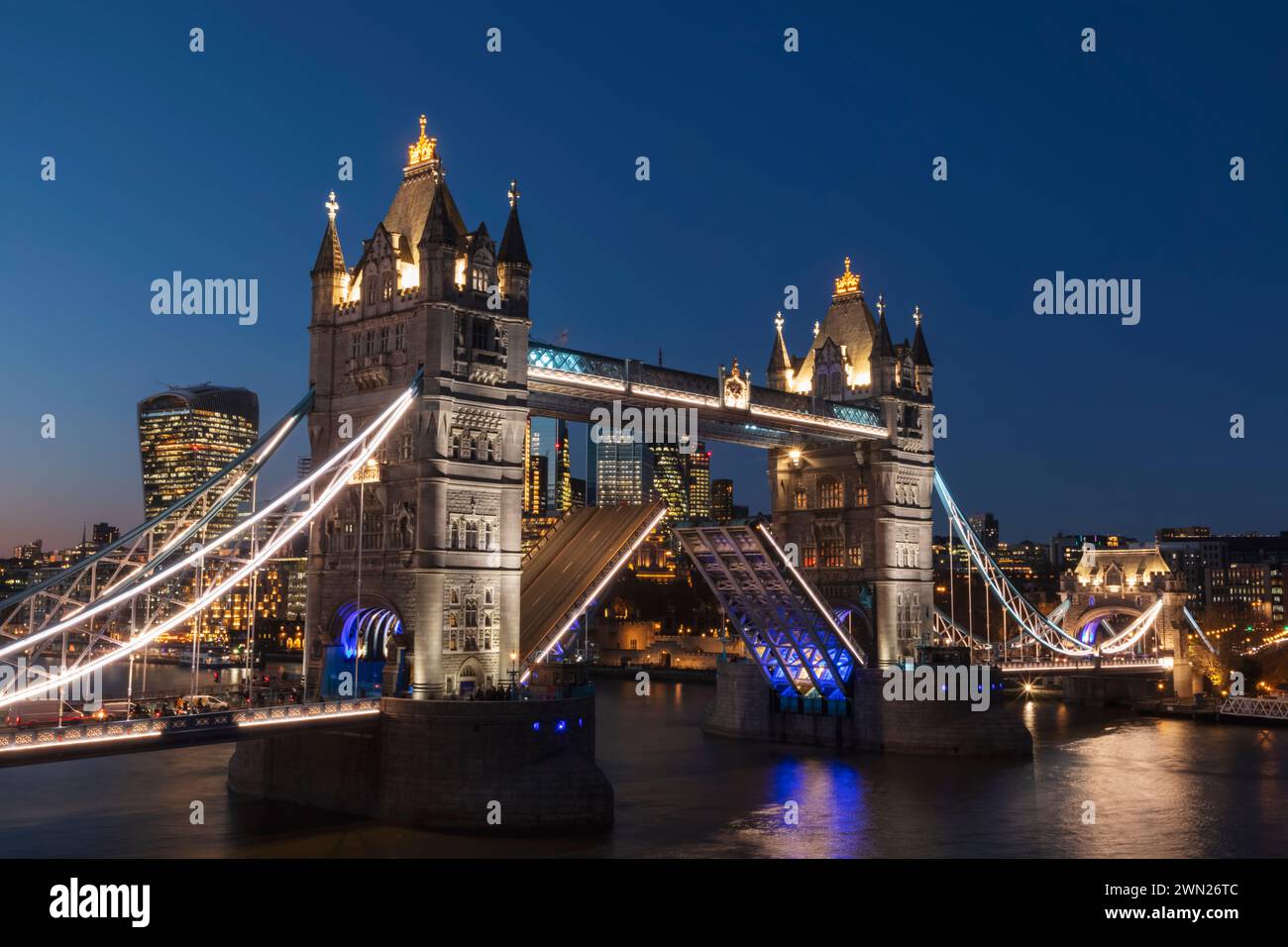 Inghilterra, Londra, Tower Bridge aperto di notte Foto Stock