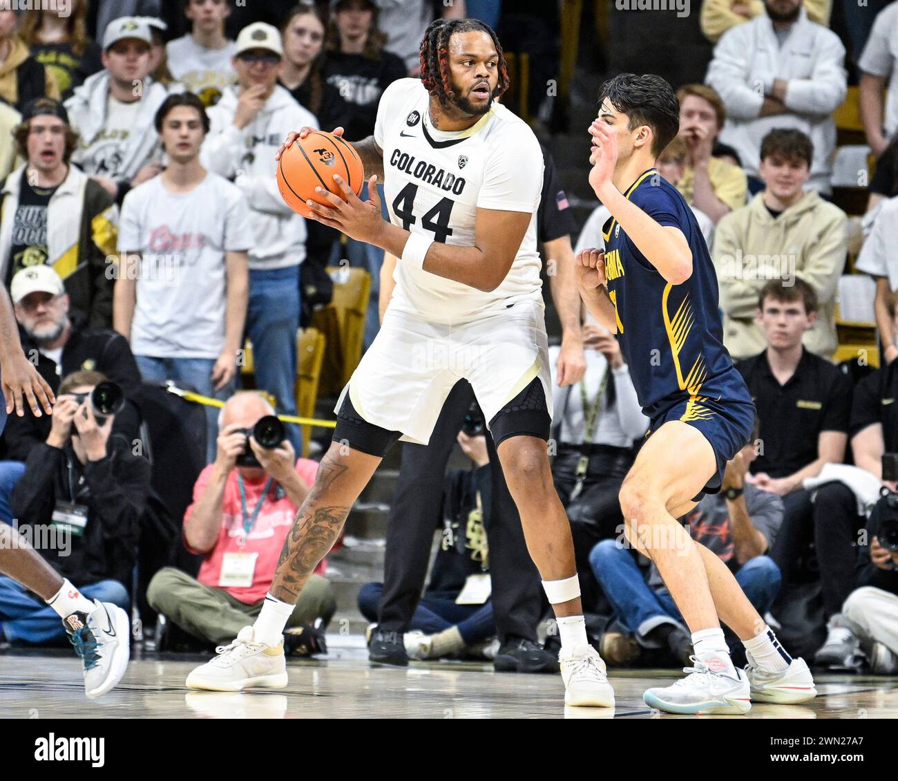 28 febbraio 2024: Il centro dei Colorado Buffaloes Eddie Lampkin Jr. (44) retrocede un difensore della Cal nella partita di basket maschile tra Colorado e Cal al al centro Coors Events di Boulder, CO.. Derek Regensburger/CSM. Foto Stock