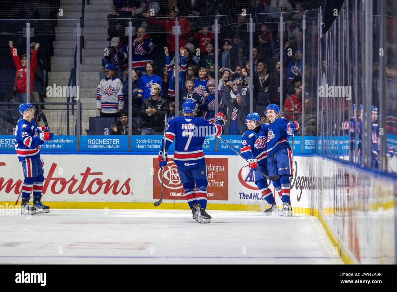 28 febbraio 2024: I giocatori dei Rochester Americans celebrano un gol nel primo periodo contro il Syracuse Crunch. I Rochester Americans ospitarono i Syracuse Crunch in una partita della American Hockey League alla Blue Cross Arena di Rochester, New York. (Jonathan tenca/CSM) Foto Stock