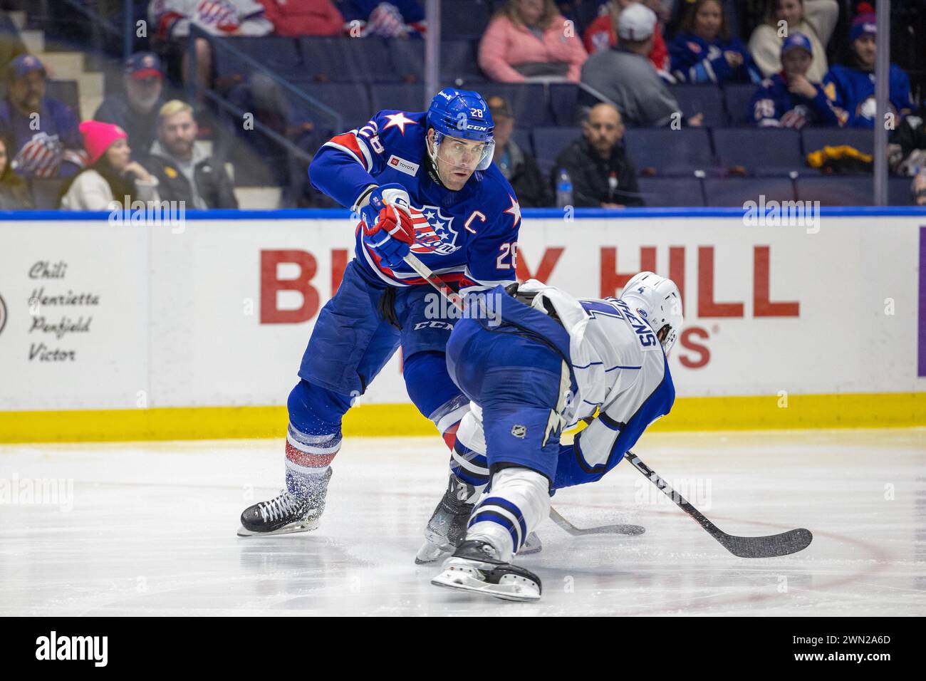 28 febbraio 2024: L'attaccante dei Rochester Americans Michael Mersch (28) nel primo periodo contro i Syracuse Crunch. I Rochester Americans ospitarono i Syracuse Crunch in una partita della American Hockey League alla Blue Cross Arena di Rochester, New York. (Jonathan tenca/CSM) Foto Stock