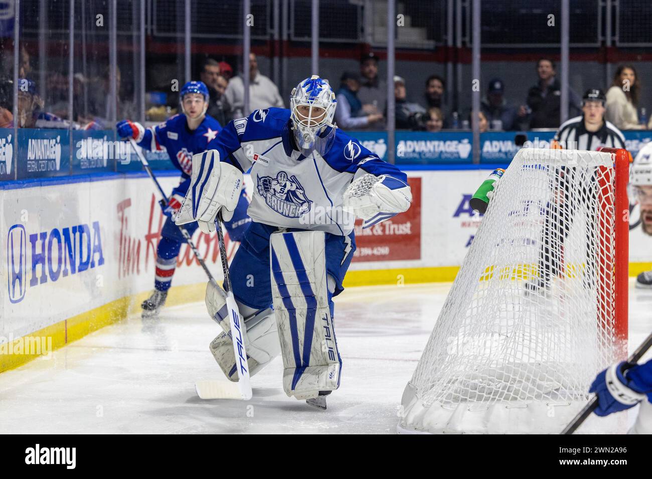 28 febbraio 2024: Il portiere di Syracuse Crunch Matt Tomkins (90) pattina nel secondo periodo contro i Rochester Americans. I Rochester Americans ospitarono i Syracuse Crunch in una partita della American Hockey League alla Blue Cross Arena di Rochester, New York. (Jonathan tenca/CSM) Foto Stock