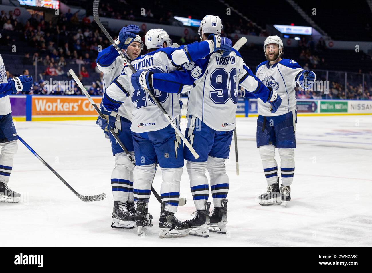 28 febbraio 2024: I giocatori del Syracuse Crunch celebrano un gol nel terzo periodo contro i Rochester Americans. I Rochester Americans ospitarono i Syracuse Crunch in una partita della American Hockey League alla Blue Cross Arena di Rochester, New York. (Jonathan tenca/CSM) Foto Stock