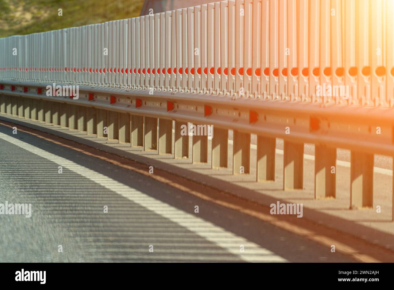 Barriere di sicurezza sull'autostrada. Barriera di sicurezza in acciaio anodizzato. Miglioramento della sicurezza stradale. Foto Stock