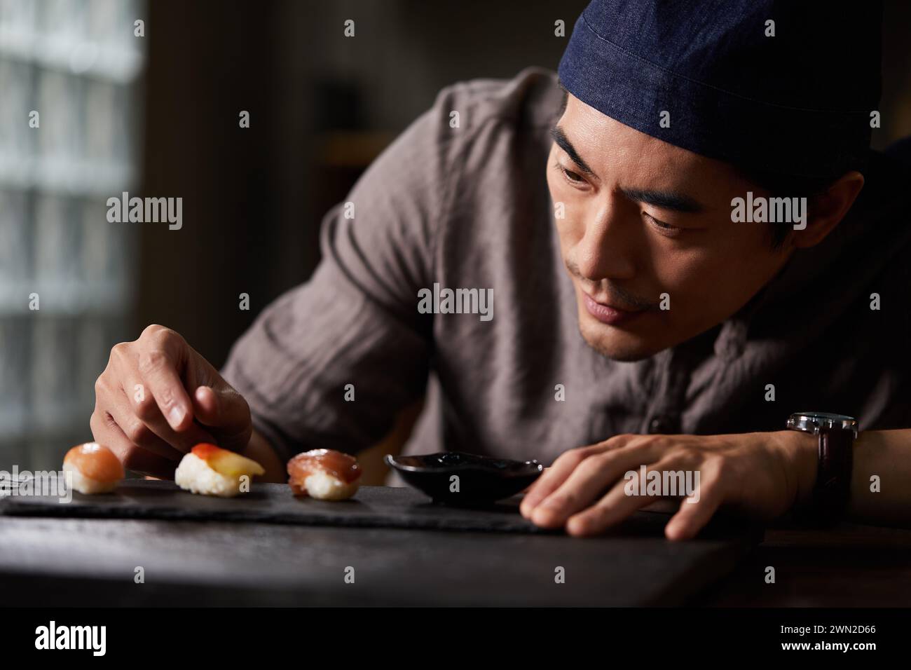 Chef che prepara sushi Foto Stock
