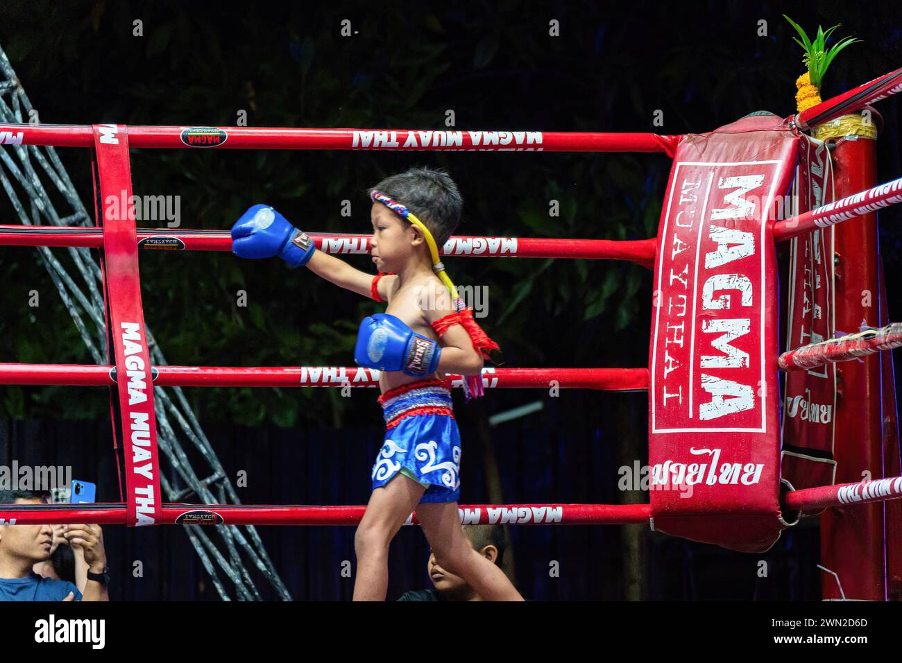 Koh Chang, Thailandia. 24 febbraio 2024. Un pugile tailandese si vede esibirsi in Wai Khru, una cerimonia rituale tailandese, nell'anello di pugilato, allo spettacolo settimanale Muay Thai Fights organizzato dalla Koh Chang Fight School sull'isola di Koh Chang. Wai Khru RAM Muay, spesso abbreviato in "Wai Khru" o "RAM Muay", è un rituale eseguito dai combattenti Muay Thai sul ring prima dell'inizio del combattimento effettivo. Credito: SOPA Images Limited/Alamy Live News Foto Stock