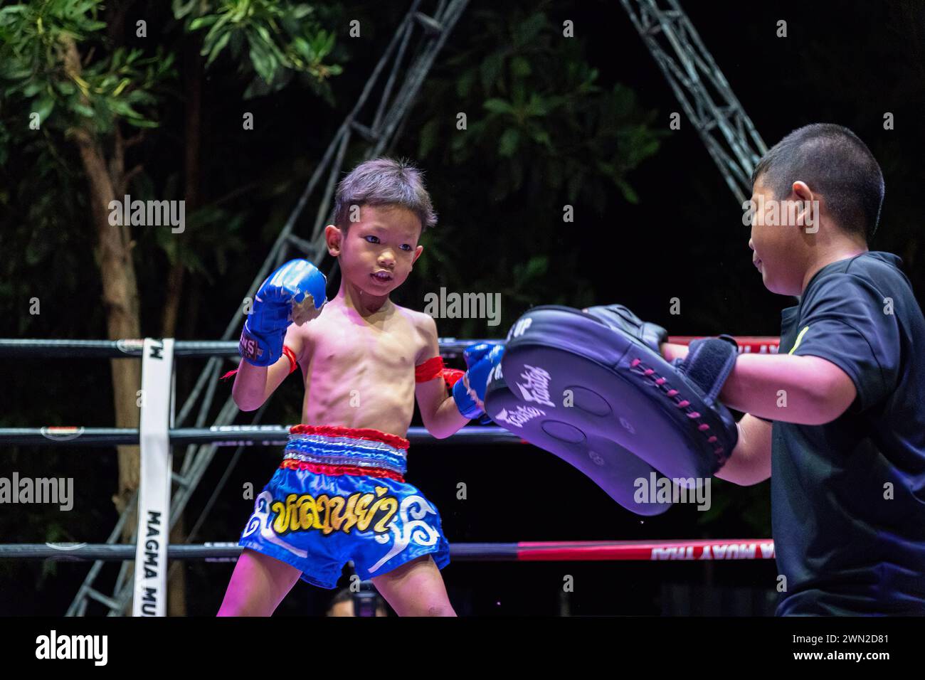 Koh Chang, Thailandia. 24 febbraio 2024. Un bambino thailandese si è allenato durante lo spettacolo settimanale Muay Thai Fights, organizzato dalla Koh Chang Fight School sull'isola di Koh Chang. Wai Khru RAM Muay, spesso abbreviato in "Wai Khru" o "RAM Muay", è un rituale eseguito dai combattenti Muay Thai sul ring prima dell'inizio del combattimento effettivo. Credito: SOPA Images Limited/Alamy Live News Foto Stock