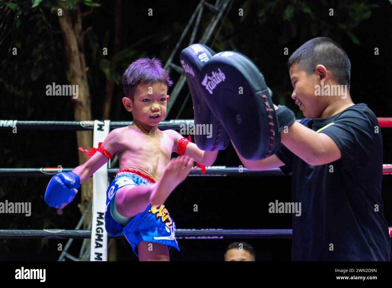 Koh Chang, Thailandia. 24 febbraio 2024. Un bambino thailandese si è allenato durante lo spettacolo settimanale Muay Thai Fights, organizzato dalla Koh Chang Fight School sull'isola di Koh Chang. Wai Khru RAM Muay, spesso abbreviato in "Wai Khru" o "RAM Muay", è un rituale eseguito dai combattenti Muay Thai sul ring prima dell'inizio del combattimento effettivo. Credito: SOPA Images Limited/Alamy Live News Foto Stock