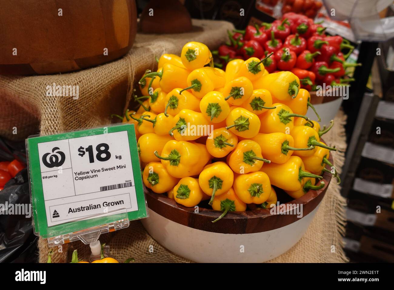Mini capsicum dolce di vite gialla in vendita all'interno di un negozio di alimentari in Australia, che mette in mostra prodotti vivaci e freschi a disposizione dei clienti. Foto Stock