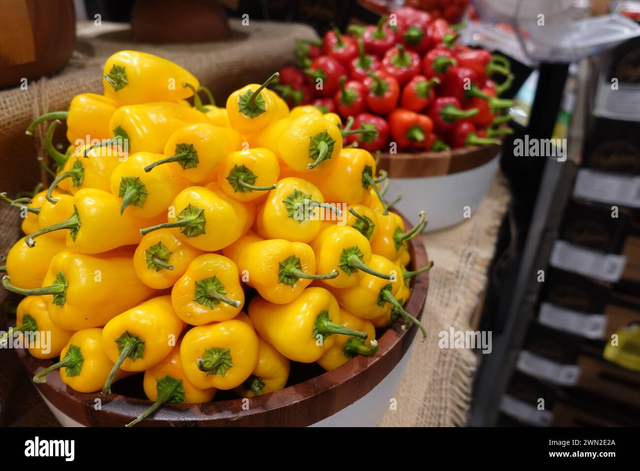 Mini capsicum dolce di vite gialla in vendita all'interno di un negozio di alimentari in Australia, che mette in mostra prodotti vivaci e freschi a disposizione dei clienti. Foto Stock