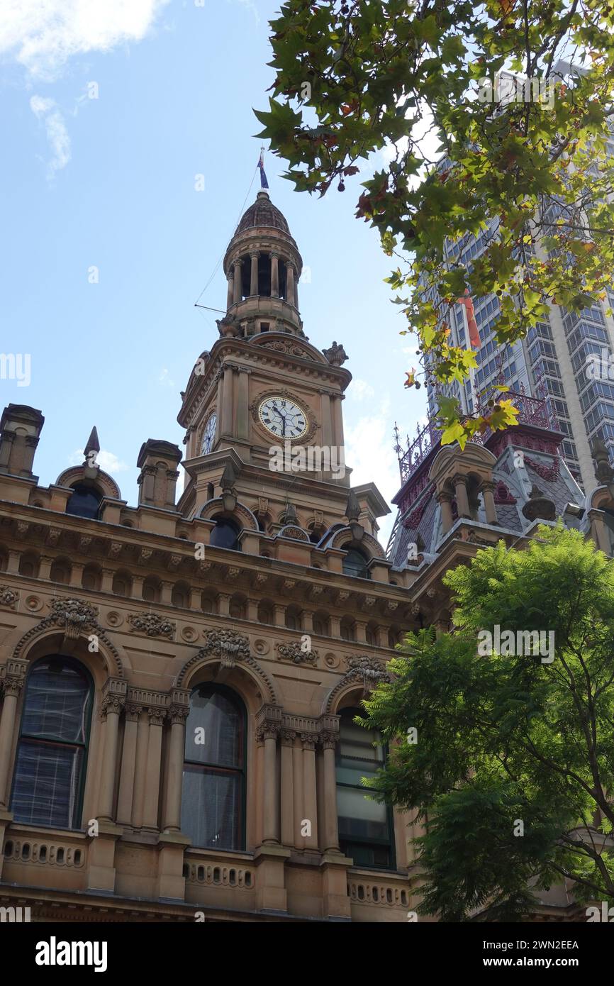 Vista esterna dell'edificio del Municipio di Sydney, un punto di riferimento storico a Sydney, Australia, che mostra la sua impressionante architettura e i dettagli intricati Foto Stock