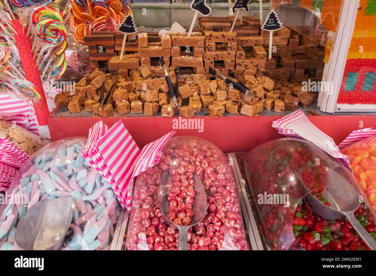 Inghilterra, Londra, Southwark, Riverside Christmas Market, Stall display of Sweets and Fudge Foto Stock