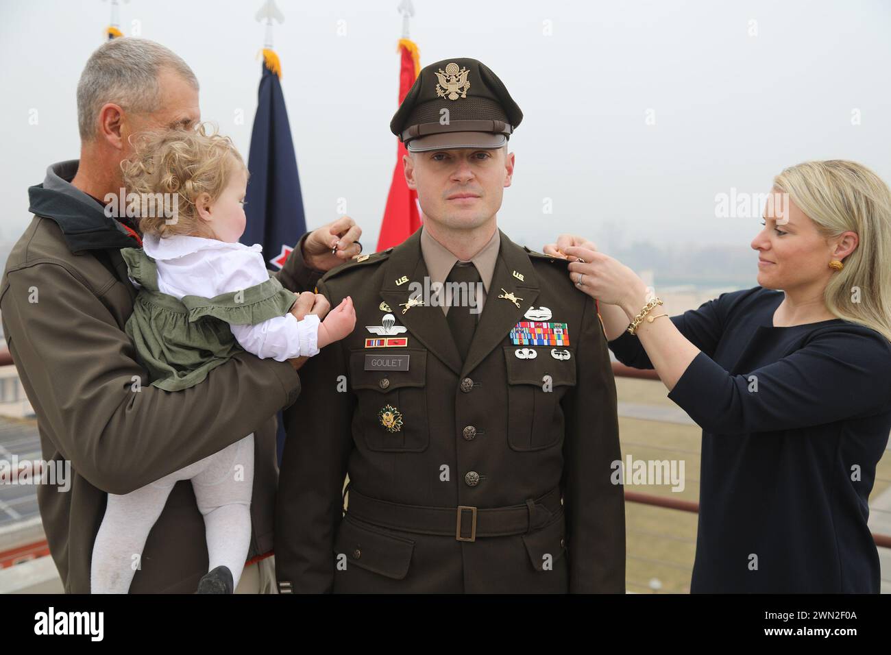 Vicenza, Italia. 2 luglio 2024. Ryan Goulet, ufficiale delle operazioni, United States Army Southern European Task Force, Africa (SETAF-AF) è promosso tenente colonnello da suo padre, John Goulet, e sua moglie, il maggiore Laura Goulet, a febbraio. 7, 2024, Caserma del DIN, Vicenza, Italia. SETAF-AF fornisce lo U.S. Africa Command e l'U.S. Army Europe and Africa un quartier generale dedicato per sincronizzare le attività dell'esercito in Africa e opzioni di risposta alle crisi scalabili in Africa e in Europa. (Credit Image: © U.S. Army/ZUMA Press Wire) SOLO PER USO EDITORIALE! Non per USO commerciale! Foto Stock