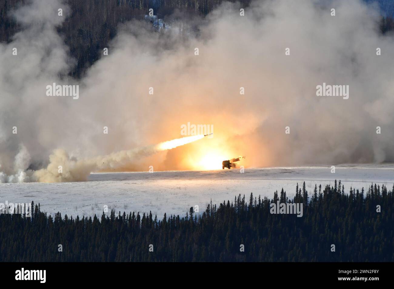 Alaska, Stati Uniti. 24 febbraio 2024. Marines della Fox Battery, 2nd Battalion, 14th Marine Regiment, lanciano razzi dal High Mobility Artillery Rocket System (HIMARS) nell'area di addestramento Yukon di Fort Wainwright. I Marines erano in Alaska per partecipare all'esercitazione Arctic Edge e fornire supporto HIMARS per una varietà di obiettivi di addestramento. (Credit Image: © U.S. Marines/ZUMA Press Wire) SOLO PER USO EDITORIALE! Non per USO commerciale! Foto Stock