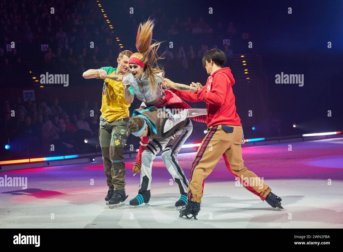 Anteprima der neuen HOLYDAY SU ICE SHOW NO LIMITS a Berlino am 28.02.2024. Premiere - HOLIDAY ON ICE - NO LIMITS *** Premiere del nuovo SPETTACOLO HOLYDAY ON ICE NO LIMITS a Berlino il 28 02 2024 Premiere HOLIDAY ON ICE NO LIMITS Foto Stock