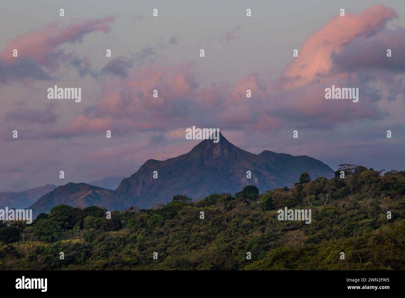 Splendido paesaggio di Panama con luce mattutina intorno a Cerro Orari, 560 m, vicino a la Pintada, provincia di Cocle, Repubblica di Panama, America centrale Foto Stock