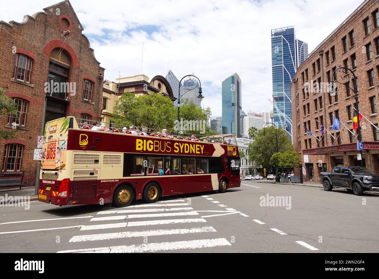 Big Bus Sydney, un autobus turistico a due piani che esplora la città di Sydney, Australia, con un tetto aperto in una giornata di sole. Foto Stock