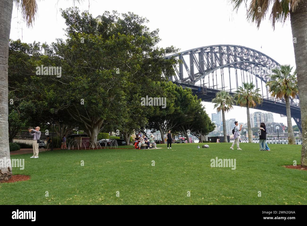 Sydney Harbour Bridge durante un giorno coperto Foto Stock