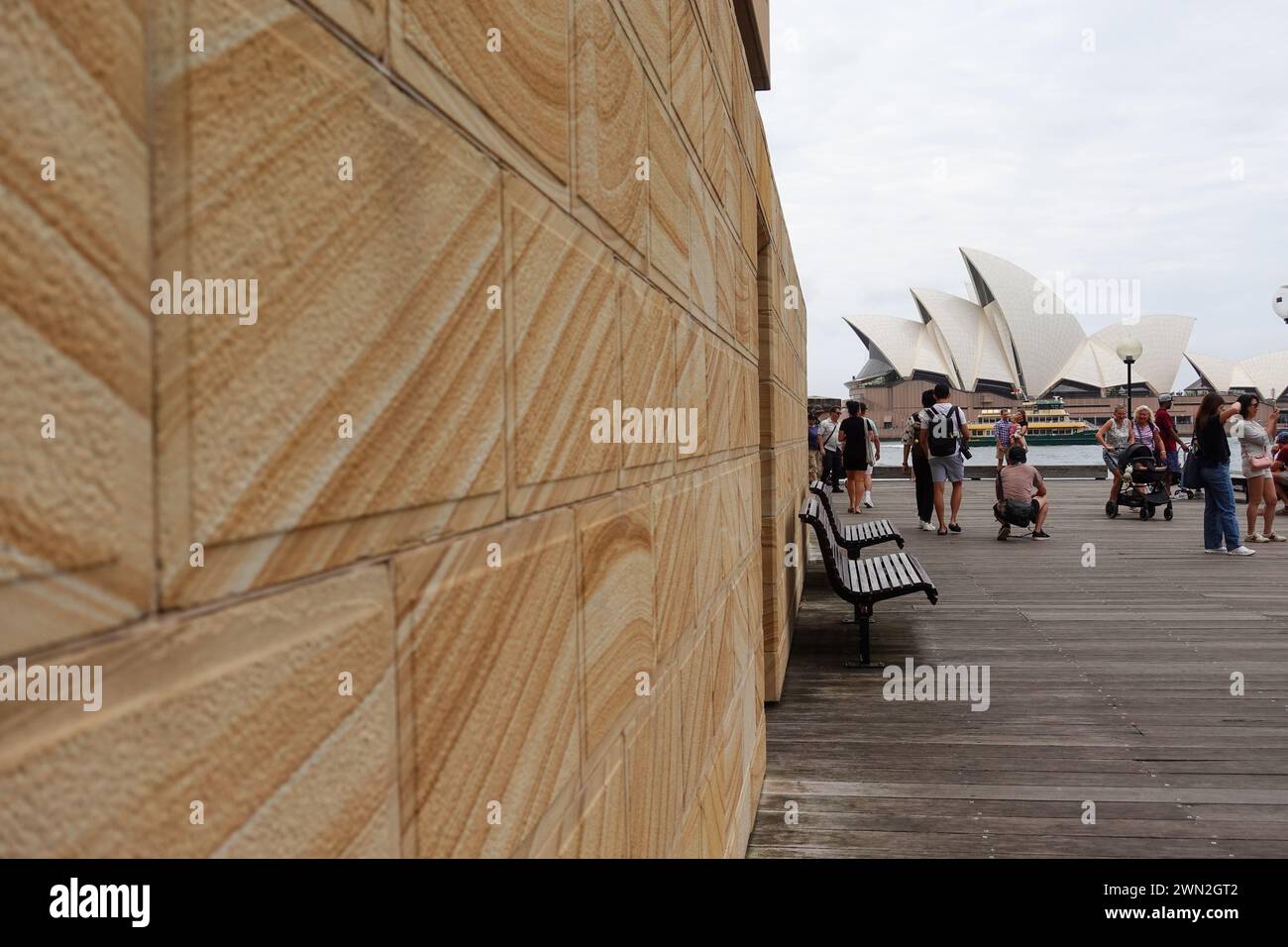 Persone su un ponte con la Sydney Opera House sullo sfondo, Sydney, Australia Foto Stock