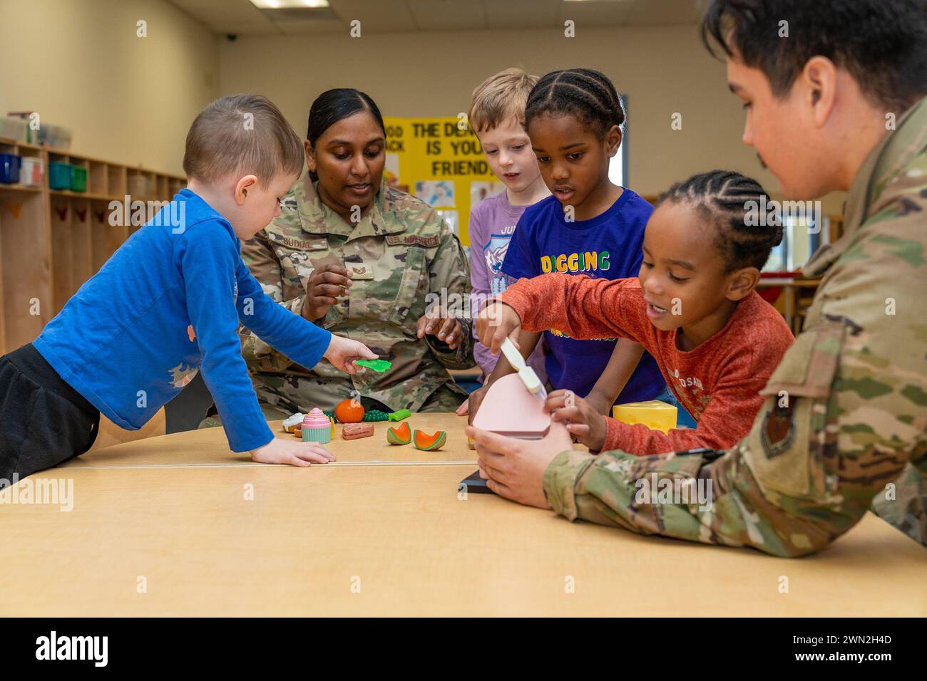 Biloxi, Mississippi, Stati Uniti. 13 febbraio 2024. Sharla Sudial, 81st Dental Squadron, igienista dentale e Airman 1st Class Omar Estrada, 81st DS Dental Assistant, insegna ai bambini al Child Development Center sulla salute orale durante il National Childrens Dental Health Month alla Keesler Air Force base, Mississippi, febbraio. 13, 2023. Ogni febbraio, l'American Dental Association sponsorizza National Children's Dental Health Month per sensibilizzare sull'importanza della salute orale. (Credit Image: © U.S. Air Force/ZUMA Press Wire) SOLO PER USO EDITORIALE! Non per C. Foto Stock