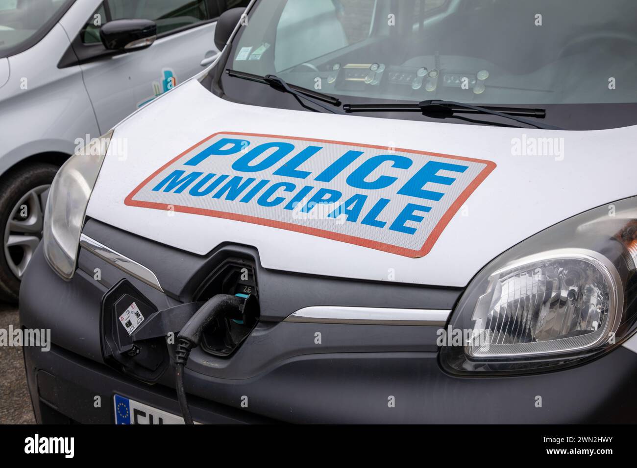 Bordeaux , Francia - 02 29 2024 : polizia municipale carica francese auto elettrica renault ev polizia municipale con adesivi logo testo cartello Foto Stock