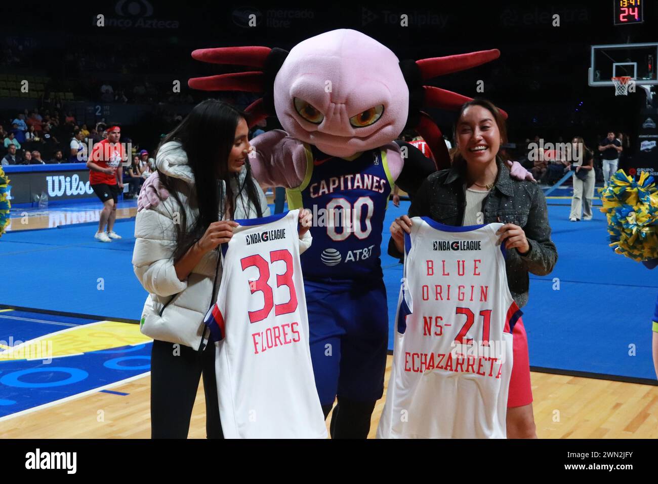 28de febrero de 2024 en Ciudad de México, México.- Diana Flores; embajadora de football flag de NFL & IFAF, y Katya Echazarreta, primera mujer mexicana en viajar al espacio, son invitadas en el juego de Capitanes vs Hustle de la NBA G League, en la arena Ciudad de México. EL 28 de febrero de 2024. EN Ciudad de México. (Foto por Carlos Santiago/ Grupo Eyepix) Foto Stock