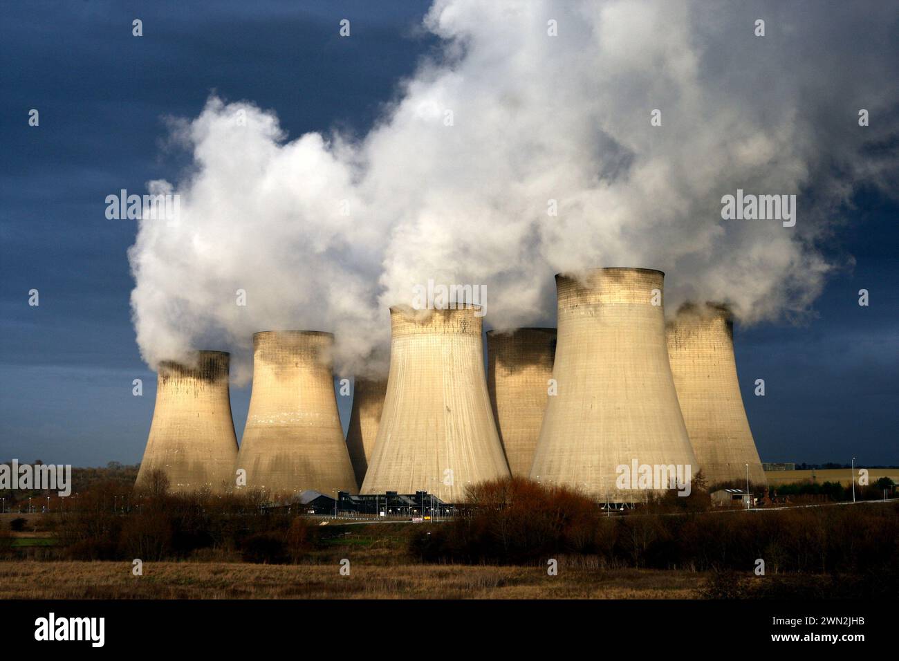 Foto del file datata 13/12/09 di una vista generale della centrale elettrica Ratcliffe-on-Soar nel Nottinghamshire. Il prossimo governo britannico deve regolamentare meglio il settore finanziario per garantire che affronti le crisi ambientali e sociali che il paese deve affrontare, come hanno avvertito gli attivisti. Data di pubblicazione: Giovedì 29 febbraio 2024. Foto Stock