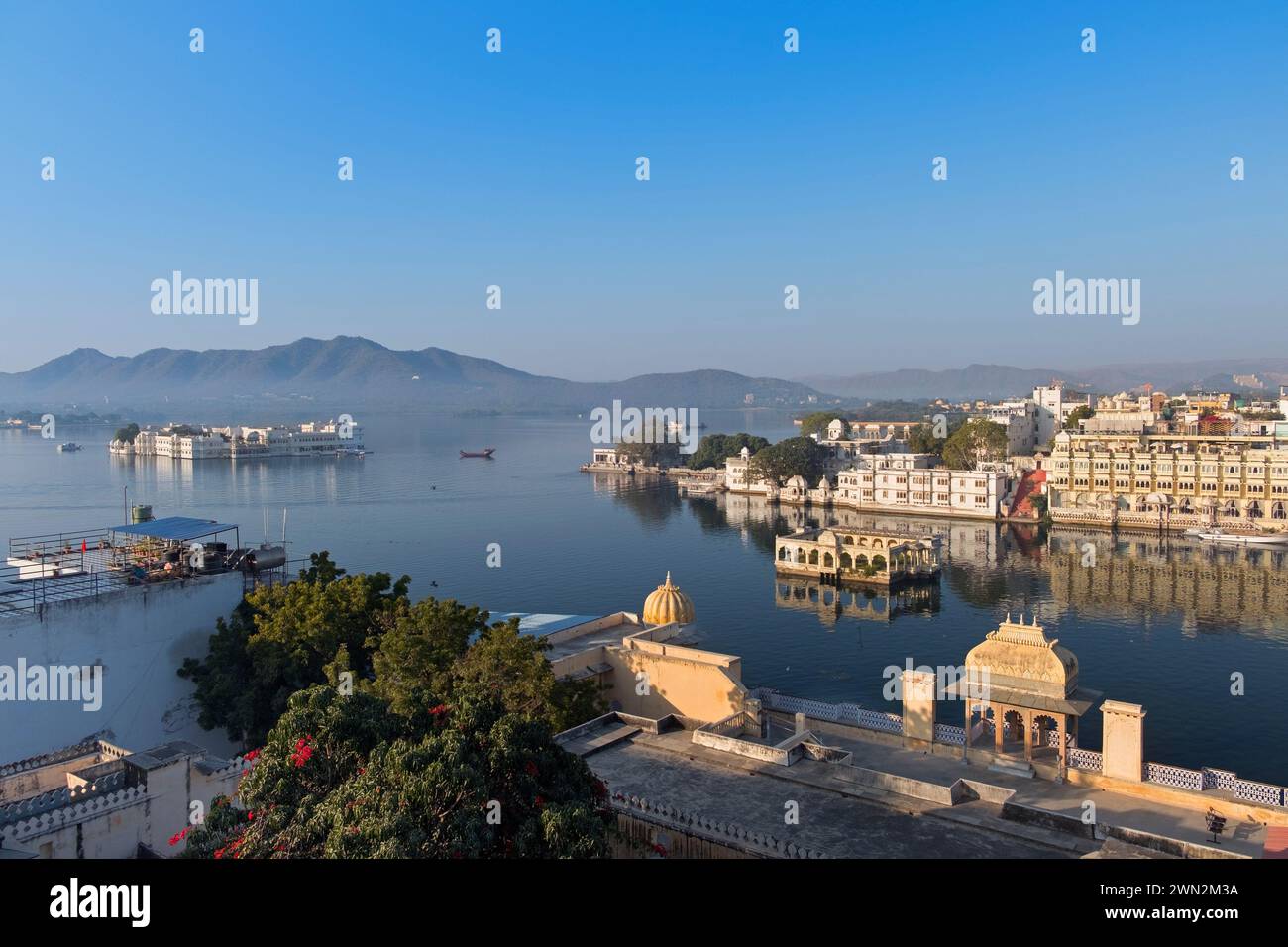Vista sul Lago Pichola e sul Lake Palace Hotel Udaipur Rajasthan India Foto Stock