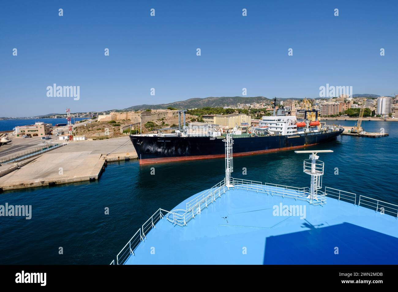 Nave da carico nel porto di Palma, Maiorca, Isole Baleari, Spagna Foto Stock