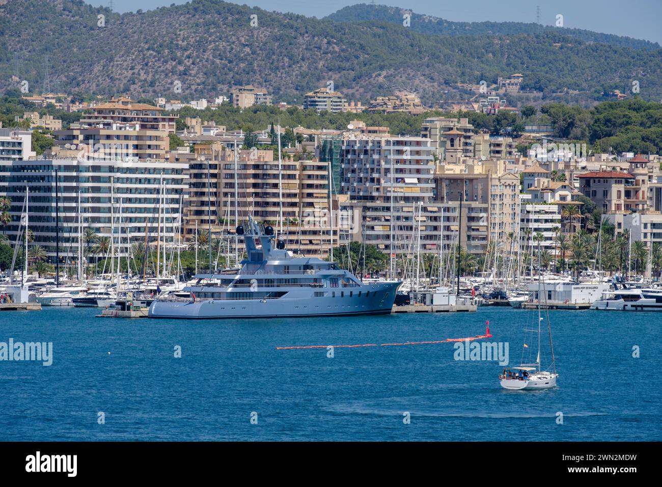 Yacht club Palma e la città sullo sfondo, porto di Palma, Maiorca, Isole Baleari, Spagna Foto Stock
