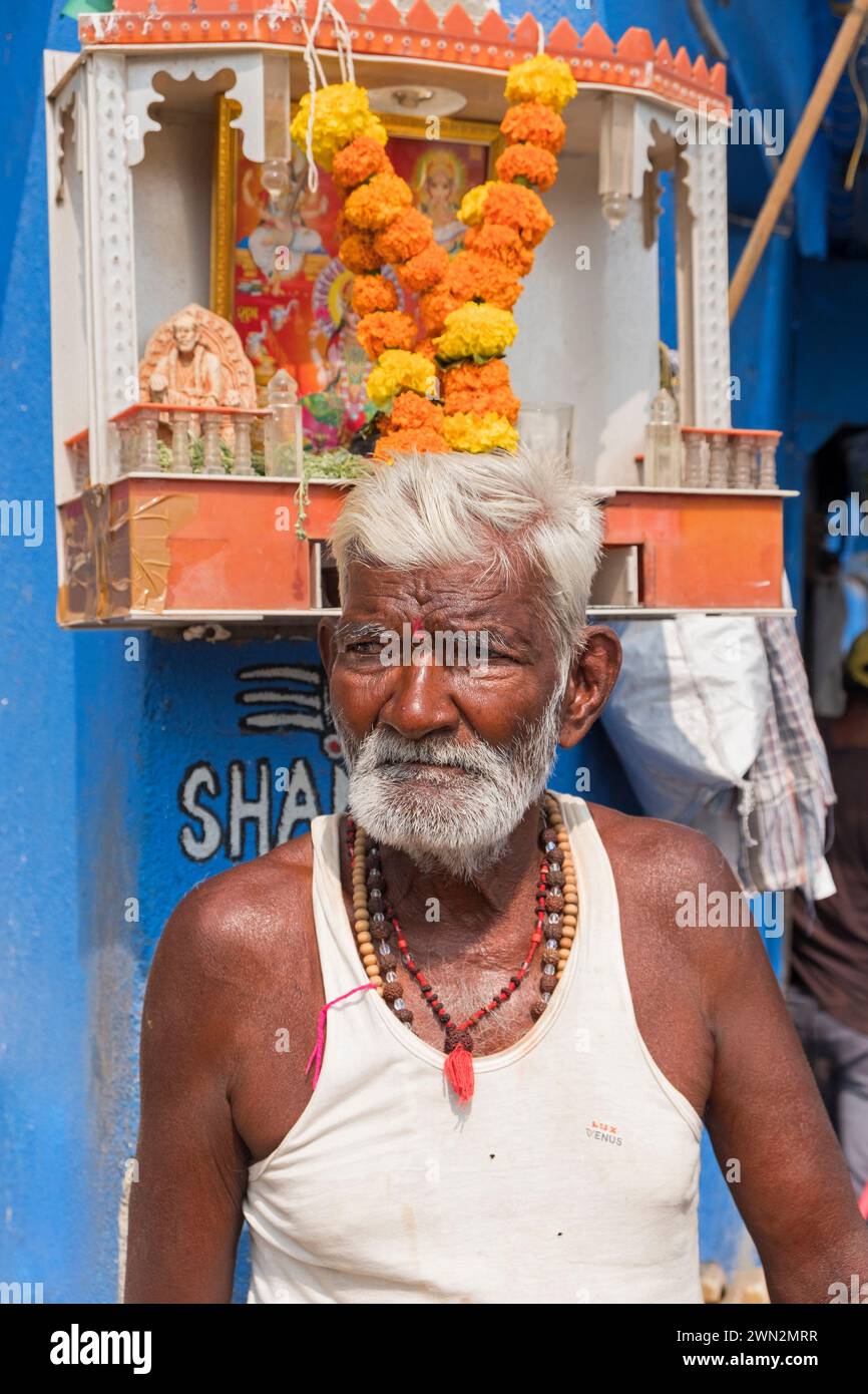 Uomo e santuario Sassoon Dock Mumbai Bombay Maharashtra India Foto Stock