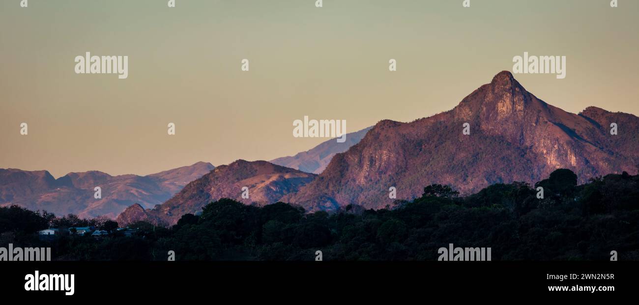 Vista panoramica del paesaggio di Panama con la luce del sole dell'ora dorata del mattino presto su Cerro Orari, provincia di Cocle, Repubblica di Panama, America centrale Foto Stock