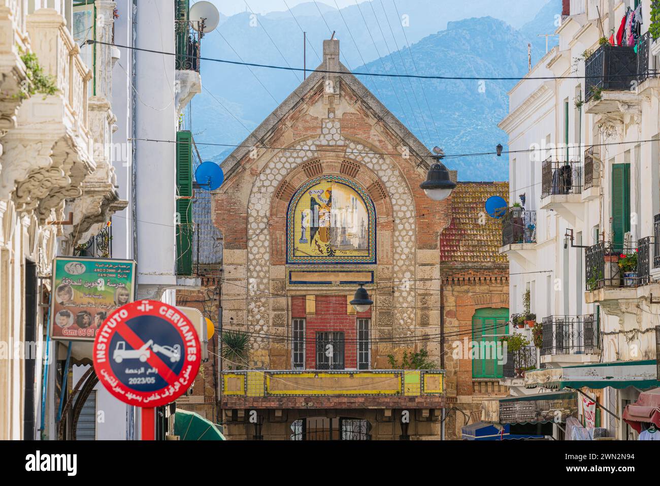 Tetouan, Marocco. 26 gennaio 2024. Vecchio edificio coloniale spagnolo nel quartiere conosciuto come El Ensanche Foto Stock Tetouan, Marocco. 26 gennaio 2024. Vecchio edificio coloniale spagnolo nel quartiere conosciuto come El Ensanche Foto Stock