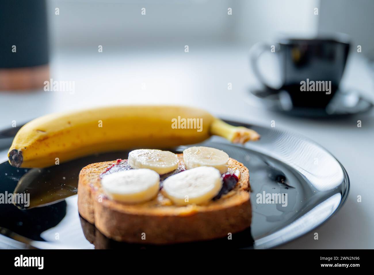 Mattina ben bilanciata: Una nutriente colazione a buffet con banane e pane integrale Foto Stock