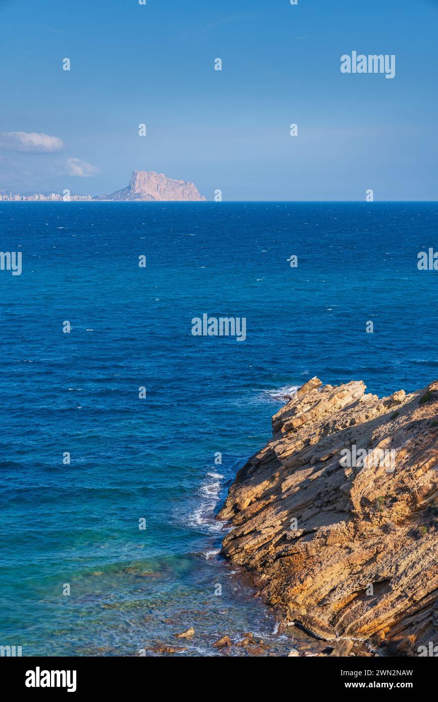 Vista panoramica di Penyal d'IFAC a Calp, parco naturale sulla costa mediterranea spagnola Foto Stock