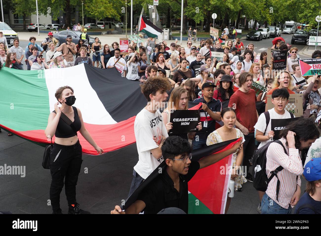 Circa 200 studenti a Canberra si radunano all'ANU e marciano verso l'ufficio di Alicia Payne per chiedere che il governo laburista prenda una posizione più forte contro la guerra genocida di Israele a Gaza. Foto Stock